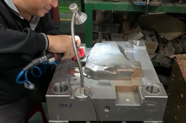 THE BASIC INJECTION MOLDING PROCESS